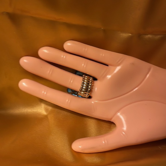 Adjustable turquoise look flower elastic ring w/gold back. Rhinestone in middle - Picture 3 of 9